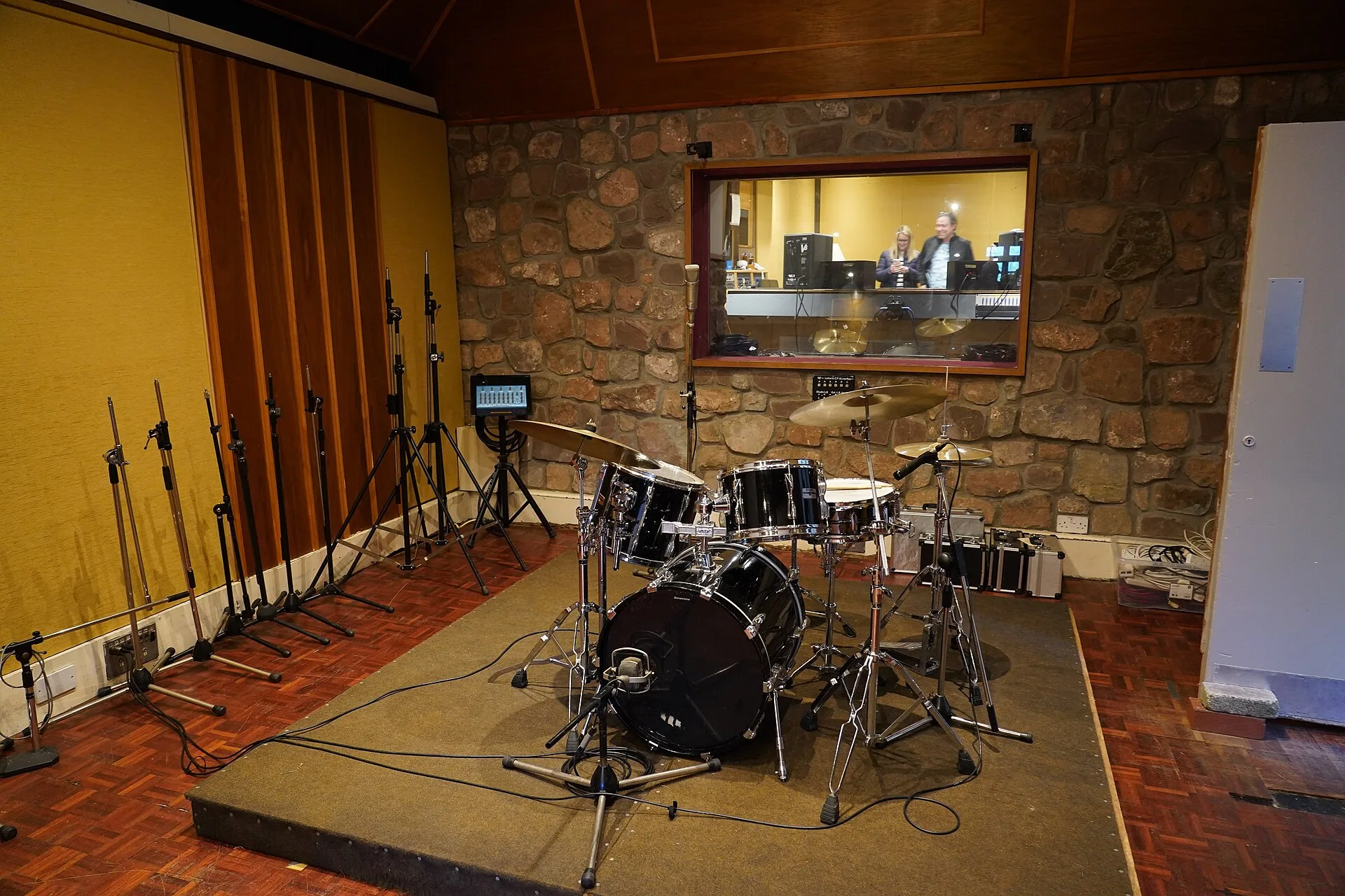 A tour of Rockfield Studios near Monmouth, Wales. So many great records have been recorded at Rockfield that it is difficult to know where to start - beginning with Dave Edmunds "Can you hear me knocking?" and "How Long" by Ace (featuring Paul Carrack on vocals, through Silver Machine by Hawkwind, t. 5 stages that carry a studio itinerary from first purpose to close