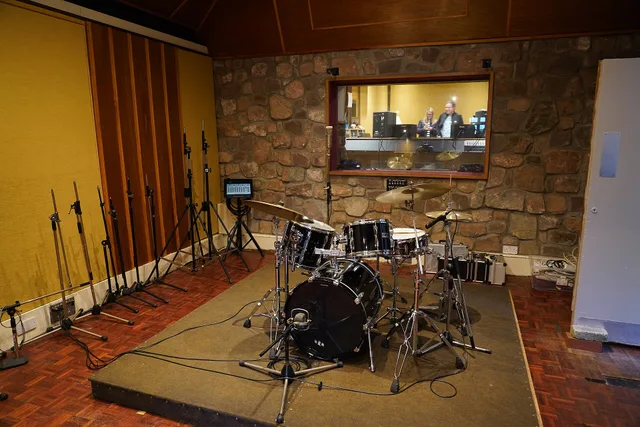 A tour of Rockfield Studios near Monmouth, Wales. So many great records have been recorded at Rockfield that it is difficult to know where to start - beginning with Dave Edmunds "Can you hear me knocking?" and "How Long" by Ace (featuring Paul Carrack on vocals, through Silver Machine by Hawkwind, t. 5 stages that carry a studio itinerary from first purpose to close
