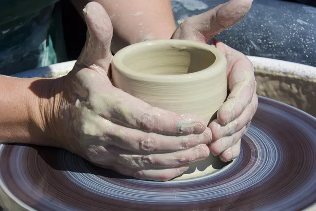 pots, pots run, pottery, work of art, artist, ancient craft. Booking a creative retreat: questions about access, deposits and what you give back
