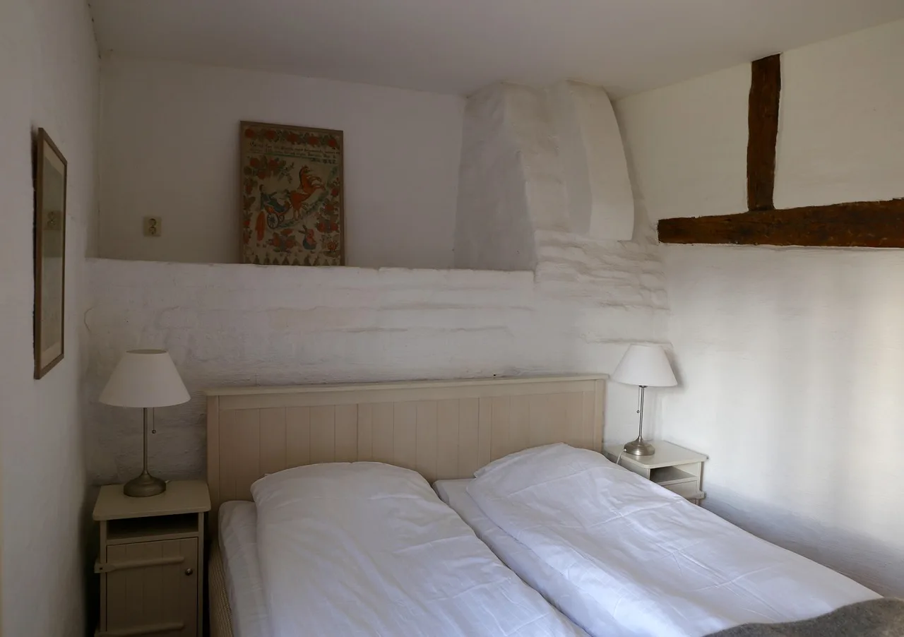 bed, lodging, overnight, room, bed, bed, bed, bed, bed, lodging, lodging, lodging. Choosing lodging near an art workshop destination: distance, type and practical questions