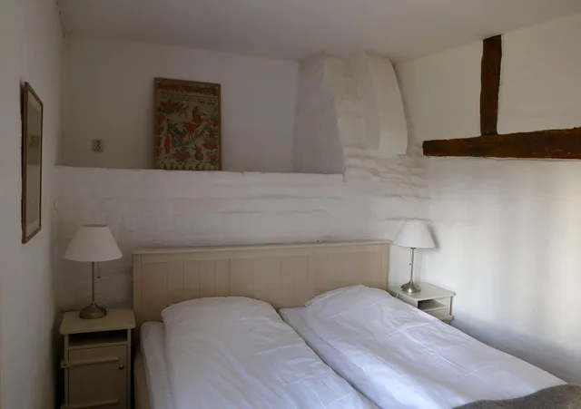 bed, lodging, overnight, room, bed, bed, bed, bed, bed, lodging, lodging, lodging. Choosing lodging near an art workshop destination: distance, type and practical questions